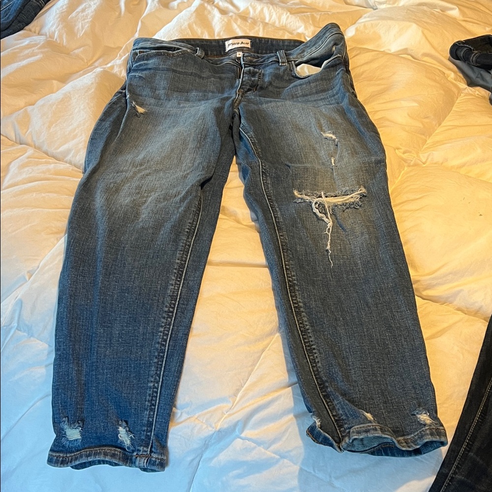 Studio blue distressed capri